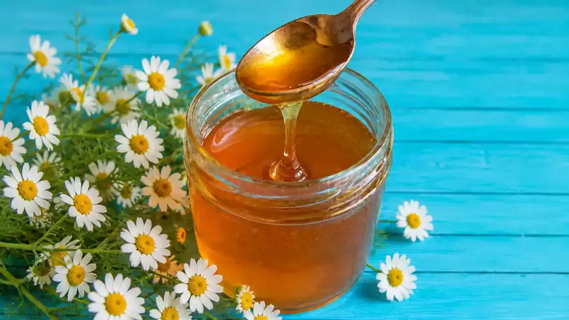 Napar z rumianku w miodzie lub miód rumiankowy